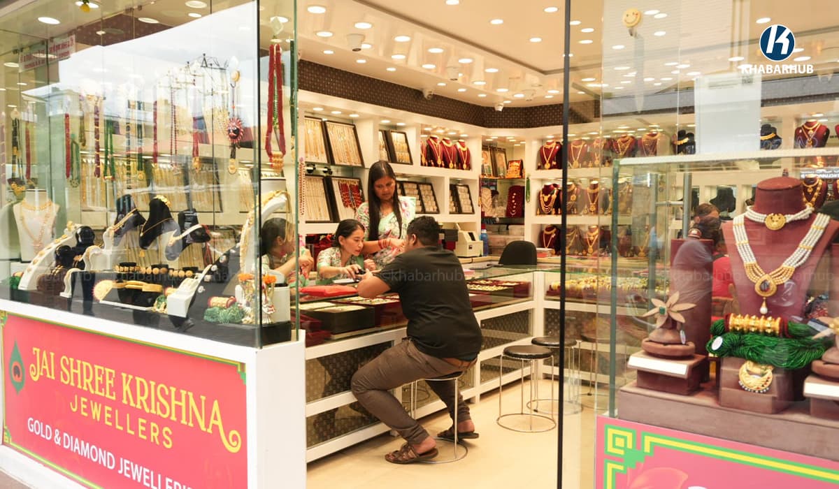 Gold price rises by Rs 1,300