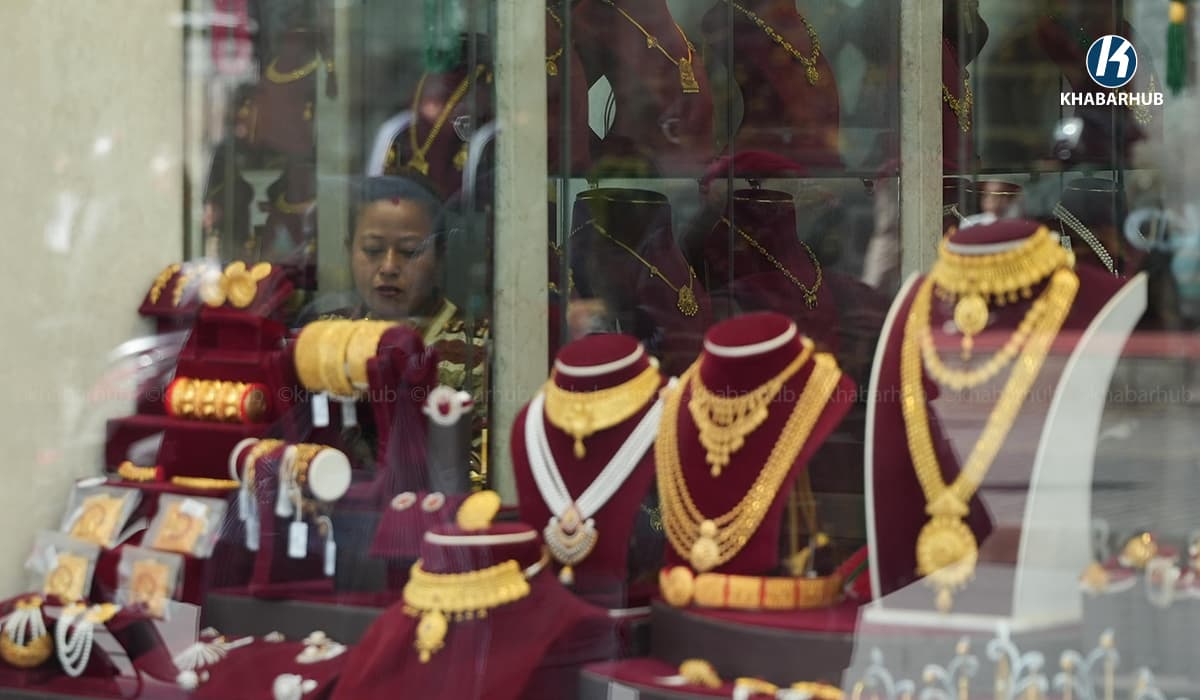 Gold price stable, silver increases by Rs 130